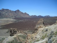 Национальный парк Тейде (Parque nacional del Teide). Вид с «верхней», «наскальной» пешеходной тропы на лавовую долину. Тёмно-коричневые – это как раз «языки» застывшей лавы.
