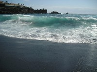 Пуэрто-де-Сантьяго (Puerto de Santiago), пляж Песка (Playa de la Arena). В один из дней был очень сильный прибой (купаться было строго запрещено).