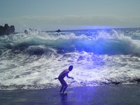 Пуэрто-де-Сантьяго (Puerto de Santiago), пляж Песка (Playa de la Arena). Купаться было запрещено, но никто не мог запретить мне делать постановочные фотографии с «испуганным купальщиком». 😊