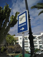 Пуэрто-де-Сантьяго (Puerto de Santiago), Морской проспект (Avenida Marítimo). Указатель на ту самую вертолётную площадку (Helipuerto). Никогда ранее и нигде я не видел такого дорожного знака.