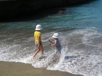 Коста Адехе (Costa Adeje), пляж Герцога (Playa del Duque). Детям было весело – им хоть какое-то разнообразие после пляжей с чёрным песком.