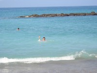 Коста Адехе (Costa Adeje), пляж Герцога (Playa del Duque). Это я специально для фотографии на память искупался, а так вода там была довольно прохладная, холоднее, чем на «нашем» пляже Песка (Playa de la Arena).