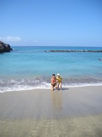 Коста Адехе (Costa Adeje), пляж Герцога (Playa del Duque). Ну вот на этой фотографии немного видно, что песок там бывает красив, даже когда Рат вырывается и пытается убежать. 😊