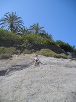 Коста Адехе (Costa Adeje), пляж Герцога (Playa del Duque). Скалолаз из меня никудышный, поэтому фото получилось только потому, что скала была «детская». 😊