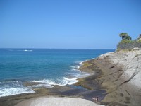 Коста Адехе (Costa Adeje), пляж Герцога (Playa del Duque). На самом деле это уже не сам тот «бело»песчаный пляж, а его каменное продолжение на юг, но как видите, есть желающие и на камне позагорать.