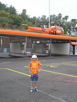 Санта-Круз-де-Тенерифе (Santa Cruz de Tenerife), автомойка рядом с пальмарием (Palmetum). Оранжевый вертолёт, окантовка крыши и футболка Рата. 😊