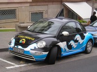 Санта-Круз-де-Тенерифе (Santa Cruz de Tenerife), улица Доктора Хосе Навейраса (Calle Doctor Jose Naveiras). Volkswagen Beetle, ярко рекламирующий собой парк попугаев «Лоро» (Loro Parque).
