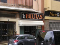 Санта-Круз-де-Тенерифе (Santa Cruz de Tenerife), улица Доктора Гигоу (Calle Doctor Guigoú). Спорт-бар со странным названием «В. Я. Ужас» (ВЯUjas). 😊 На самом деле называется он “Brujas”, и название это переводится как «Ведьмы».