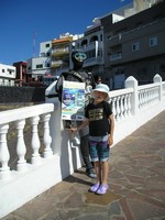 Пуэрто-де-Сантьяго (Puerto de Santiago), Морской проспект (Avenida Marítimo). Кажется, наглядная реклама погружения с аквалангом… которая не обошлась без кривляния Рата. 🙁