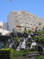 Пуэрто-де-Сантьяго (Puerto de Santiago), Морской проспект (Avenida Marítimo). Гостиница Playa la Arena с каскадами водопадов.