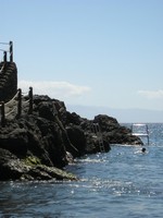 Пуэрто-де-Сантьяго (Puerto de Santiago), пляж Чика (Play Chica). Зайти в воду там безопасней всего по специально оборудованным лестницам с боковых скал.