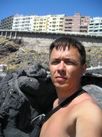 Пуэрто-де-Сантьяго (Puerto de Santiago), пляж Чика (Play Chica). Моё автофото (selfie) в видом на проспект 5° столетия (Avenida 5° Centenario) вверху.