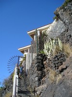 Пуэрто-де-Сантьяго (Puerto de Santiago), Морской проспект (Avenida Marítimo). Рат на лестнице, ведущие к дому на скале (предположительно, жилому дому местных).