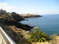 Пуэрто-де-Сантьяго (Puerto de Santiago), проспект Чайки (Avenida la Gaviota). Вид на юг, куда мы отправляемся пешком в поисках нового пляжа.