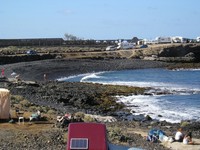 Гуйя-де-Исора (Guía de Isora), пляж Белый мыс (Punta Blanca). Пляж, который мы искали, оказался совершенно непригодным для нас (дикие камни), хотя жители автокемпингов там, видимо, купались.