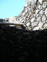 Гуйя-де-Исора (Guía de Isora), улица Морской камень (Calle Callao de Mar), плавно переходящая в безымянную прибрежную грунтовку. Внутри непонятной каменной башни её назначение яснее не стало.