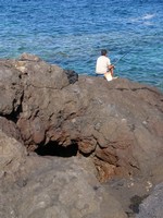 Гуйя-де-Исора (Guía de Isora), берег Атлантического океана. Я не решился приставать к мужику с вопросом о том, как клюёт. 😊
