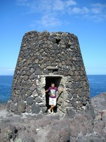 Гуйя-де-Исора (Guía de Isora), улица Морской камень (Calle Callao de Mar), плавно переходящая в безымянную прибрежную грунтовку. Я и всё та же странная башня.