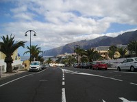 Пуэрто-де-Сантьяго (Puerto de Santiago), Морской проспект (Avenida Marítimo). Вид на далёкие скалы Гигантес (los Gigantes).