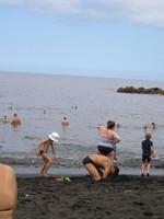 Пуэрто-де-Сантьяго (Puerto de Santiago), пляж Песка (Playa de la Arena). Я просто копал глубокий колодец в песке для детей, а не какая-то тётя пыталась на меня сесть. 😁