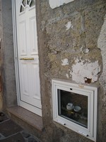 Пуэрто-де-Сантьяго (Puerto de Santiago), улица Солнца (Calle el Sol). Видимо, для удобства снятия показаний водосчётчиков какими-нибудь инспекторами в частных домах они вот так выведены наружу.