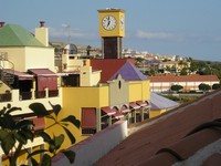 Пуэрто-де-Сантьяго (Puerto de Santiago), улица Солнца (Calle el Sol). Вид на юг, на разноцветные испанские крыши, на башенку с часами.
