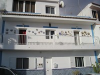 Пуэрто-де-Сантьяго (Puerto de Santiago), улица Церкви (Calle la Iglesia). Расписные тарелки на стене одного из домов рядом с церковью.