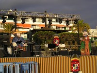 Пуэрто-де-Сантьяго (Puerto de Santiago), концертная площадка. На сцене, готовящейся к празднованию Дня Канарских островов, – картонные фигуры, видимо, типичных представителей нации. 😊