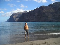 Сантьяго-дель-Тейде (Santiago del Teide), пляж у скал Гигантес (Playa de los Gigantes). «Я и великие» 😊, точнее, гигантские (los Gigantes) скалы.