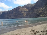 Сантьяго-дель-Тейде (Santiago del Teide), пляж у скал Гигантес (Playa de los Gigantes). Собственно, скалы… хотя если приглядеться, я, кажется, опять попал в кадр.