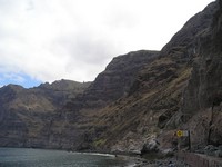 Сантьяго-дель-Тейде (Santiago del Teide), пляж у скал Гигантес (Playa de los Gigantes). «А горы всё выше, а горы всё круче…» поэтому и знаки предупреждающие.
