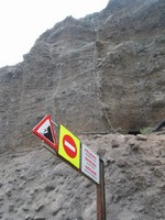 Сантьяго-дель-Тейде (Santiago del Teide), пляж у скал Гигантес (Playa de los Gigantes). «Ты туда не ходи, а то камень башка попадёт, совсем мёртвый будешь!» 😊 Хотя натянутая сетка частично может спасти.