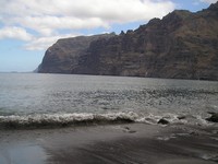 Сантьяго-дель-Тейде (Santiago del Teide), пляж у скал Гигантес (Playa de los Gigantes). «Стальной» окрас воды наводит на мысли о её холодности, но на самом деле конкретно на этом пляже Атлантический океан был особенно тёплым.