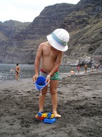 Сантьяго-дель-Тейде (Santiago del Teide), пляж у скал Гигантес (Playa de los Gigantes). Заботливый водитель потрудившегося грузовика решил устроить ему автомойку. 😊