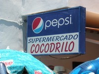 Сантьяго-дель-Тейде (Santiago del Teide), улица Гиос (Calle los Guíos). Универсам (supermercado) с названием «Кокодрило» (Cocodrilo) у нас бы долго высмеивали и рифмовали. 😊
