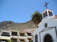 Сантьяго-дель-Тейде (Santiago del Teide), улица Пасхального цветка (Calle Flor de Pascua). Третья и последняя церковь, которую мы увидели на острове.