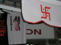 Пуэрто-де-Сантьяго (Puerto de Santiago), проспект 5° столетия (Avenida 5° Centenario), торговый центр Vigilia Park. Единственное, что спасает свастику от преследования по закону о запрещении пропаганды фашизма – это то, что стыдливо прикрыто наушниками. 😉