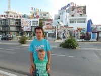 Центральная дорога Порт-эль-Кантауи. Почему торговый центр назвали Hawai – совершенно непонятно. 🤔