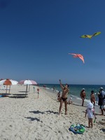 Пляж гостиницы Selima Club. Торговцы соблазняют отдыхающих воздушными змеями. Мы соблазнились. 😊