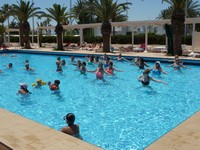Один из бассейнов гостиницы Selima Club. Полуденная аквааэробика для девочек, девушек и женщин разных возрастов и комплекций.