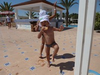 Территория гостиницы Selima Club. Пицца, солнце и вода оказывают на детей веселящее действие. 😊
