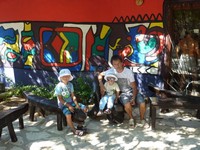 Зоопарк Friguia Park. Там же, но уже втроём. Каждая лавочка уникальна.
