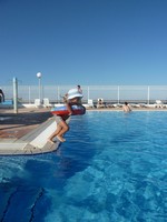 Недетский бассейн гостиницы Selima Club. Смелый парень Сева наловчился прыгать в него с кругом, да с разбегу!.. 😊