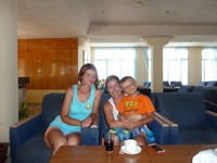 Главное здание гостиницы Selima Club. Рат и девушки из Восточной Европы – члены анимационной команды гостиницы, Милена и Ирена.