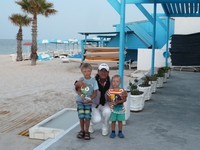 Пляж гостиницы Selima Club. Фотография на память с очень воспитанным, доброжелательным и общительным итальянцем, совершенно не понимающим по-английски. 😊