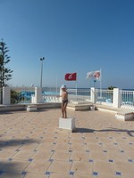 Территория гостиницы Selima Club. Рат на пьедестале.