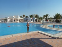 Один из бассейнов гостиницы Selima Club. Рат на фоне него, детского бассейна (справа) и детского клуба (Kids Club) вдали.