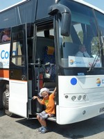 Сиди-Бу-Саид. Пока автобус собрал не всех пассажиров, можно и на ступеньках входа посидеть.