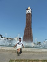 Тунис (столица). Ещё раз я и “Big Ben”, но только потому, что он окружён приятно освежающим фонтаном.