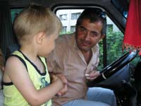 Любимый водитель гостиничного микроавтобуса (до пляжа и обратно), которого мы прозвали Шишкин – после того, как Ратмир подарил ему большую сосновую шишку, и тот её возил с собой на приборной панели. 😊 Ни слова не понимает по-русски (да и по-английски-то неважно), но очень обаятельный и приятный дяденька, буквально антипод среднестатистического российского водителя маршрутки.